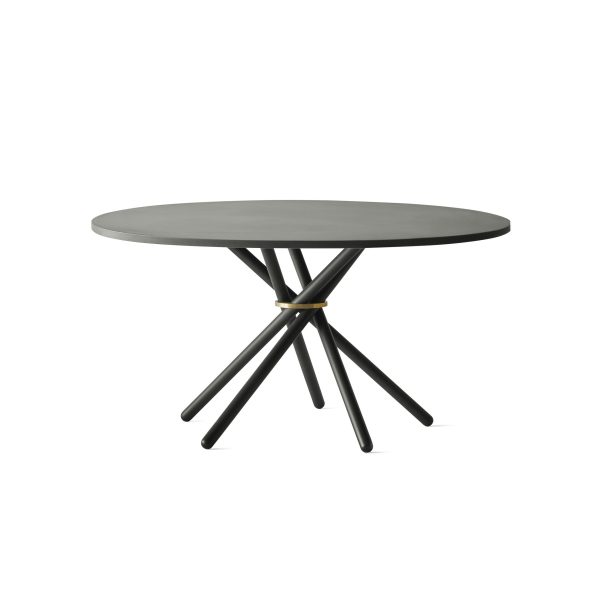 Et rundt, mørkegrå EBERHART - Hector Spisebord 140 bord med en mat finish og et kantet, krydsende sort bendesign, med et metallisk guldled, hvor benene mødes under bordpladen, isoleret på en hvid baggrund.