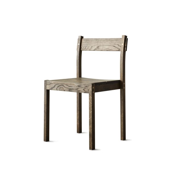 En EBERHART - Thibault Spisebordsstol med et åremønster, med et fladt sæde og lige ryglæn, på en almindelig hvid baggrund.