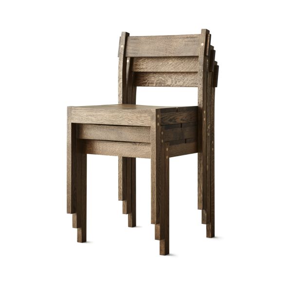 En stak på fire EBERHART - Thibault Spisebordsstol med rustikt design, isoleret på en hvid baggrund.