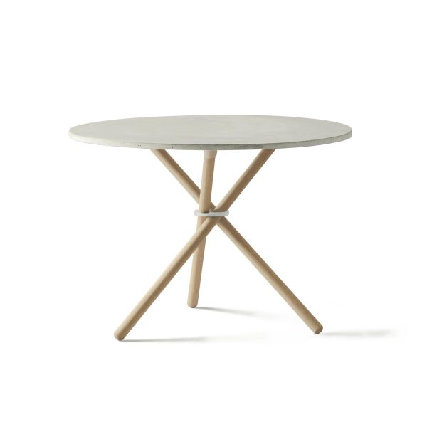 En rund EBERHART - Daphne Sofabord Ø65 med et minimalistisk design, med en hvid bordplade og en naturlig træbund med krydsede ben, isoleret på en hvid baggrund.