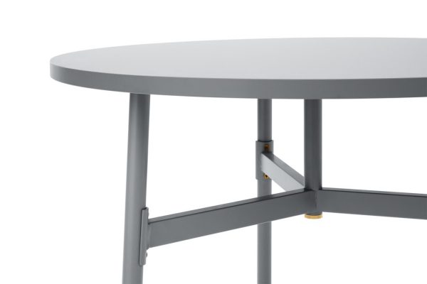 Et nærbillede af et NORMANN COPENHAGEN - Union Spisebord Ø110, med fokus på bordpladen, benene og støttestrukturen, som viser minimalistisk design og rene linjer.