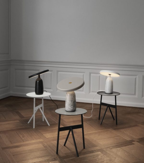 Et minimalistisk værelse med elegant waincoting og sildebenstrægulv med tre NORMANN COPENHAGEN - Stock Bord Ø37 sideborde, hver prydet med en unik, moderne lampe.