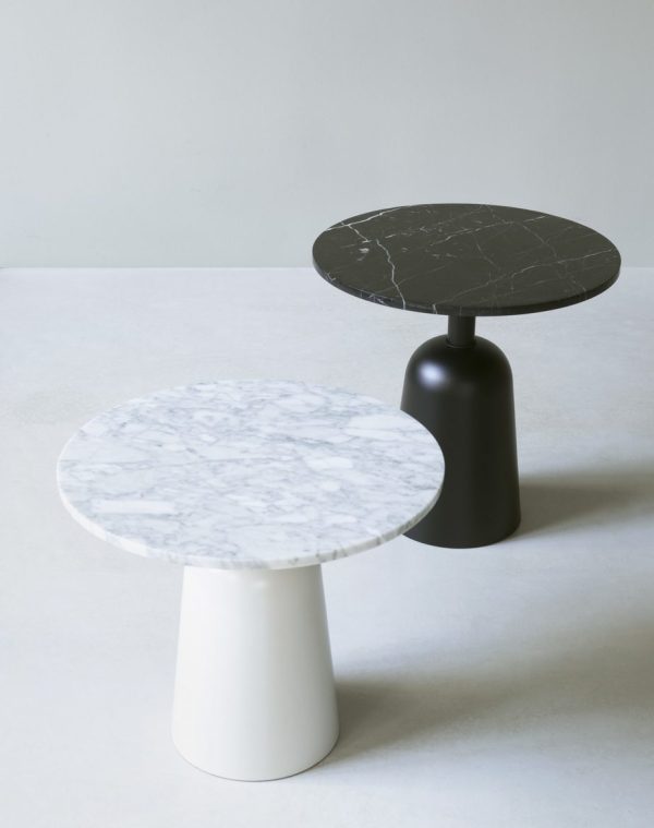 To moderne sideborde, det ene med hvid marmorplade og hvid base, det andet med sort marmorplade og sort base, fremvist af TomorrowsDesign på neutral baggrund.