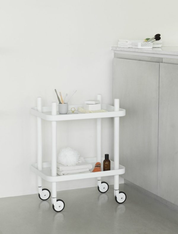 ET NORMANN COPENHAGEN - Blok Rullebord mod en lysegrå baggrund, fyldt med pænt arrangerede genstande, herunder håndklæder, toiletartikler og børster.