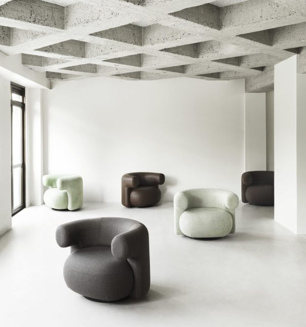 Minimalistisk moderne interiør med plys, NORMANN COPENHAGEN - Burra Loungestol M. Drejefunktion lænestole i grønne og brune toner. Værelset har betonloftsbjælker, hvide vægge og store vinduer, der tillader naturligt lys.