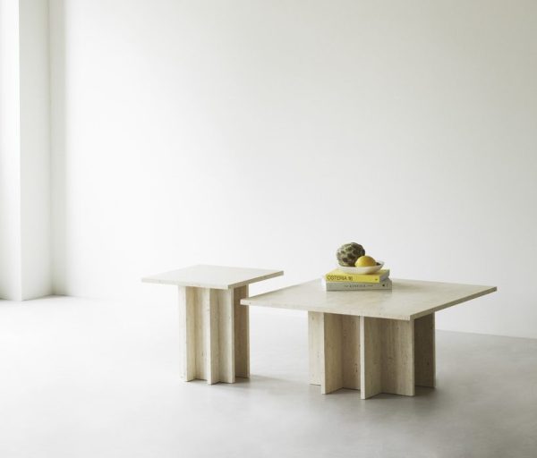 Et minimalistisk værelse med hvide vægge, med to træborde fra TomorrowsDesign. Et bord rummer en lille bunke bøger og en dekorativ skål med grønne æbler.