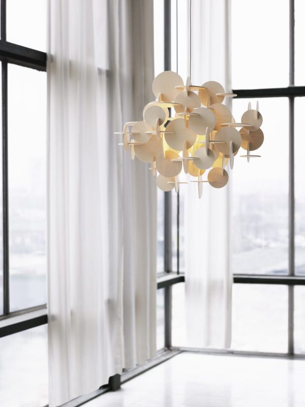 Erstat "en moderne lysekrone" med "NORMANN COPENHAGEN - Bau Lampe