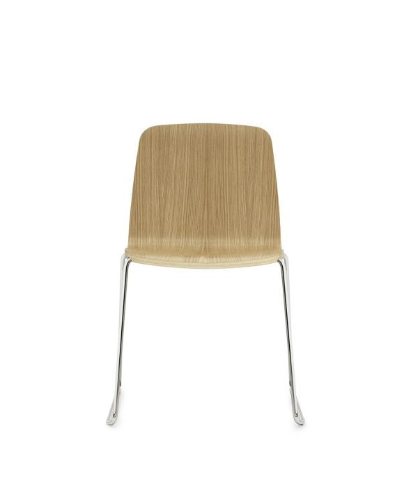 A NORMANN COPENHAGEN - Just Stol med et glat, let træsæde og et buet ryglæn, understøttet af en slank kromramme med fire ben, isoleret på en hvid baggrund.