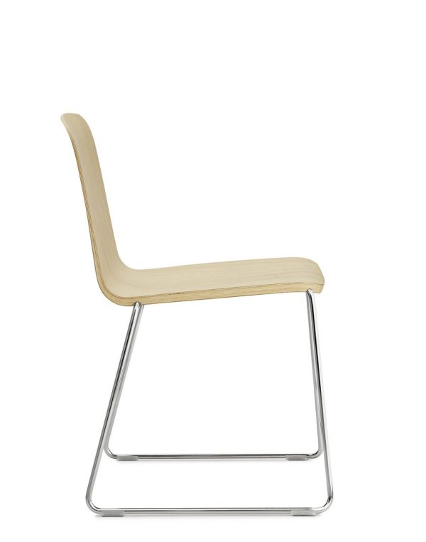 En moderne stol med sæde og ryglæn i lyst træ på et elegant, krom-finishet udkraget stel, isoleret mod en hvid baggrund. NORMANN COPENHAGEN - Just Stol.