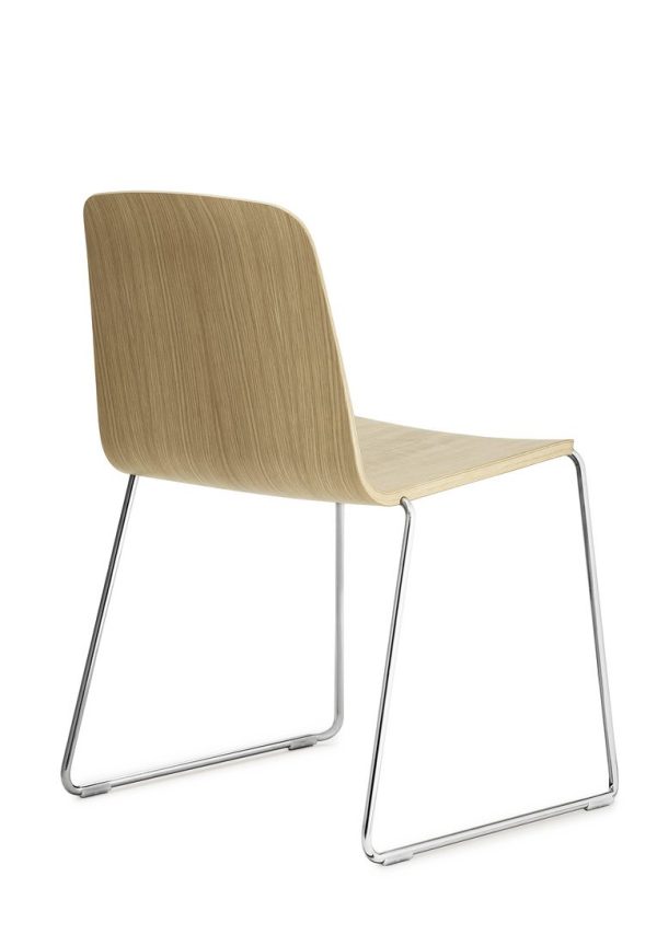 A NORMANN COPENHAGEN - Just Stol med buet træsæde og ryglæn på en slank, forkromet slædebase, isoleret på en hvid baggrund.