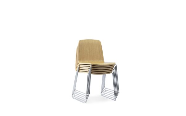 En stak af fem NORMANN COPENHAGEN - Just Stol stole med kromben, der er pænt justeret og placeret på en hvid baggrund.