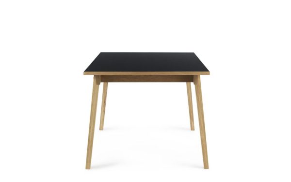 Et moderne design træbord med en firkantet sort bordplade og vinklede ben af naturligt træ, isoleret på en hvid baggrund.