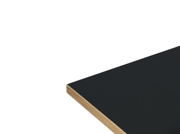 Hjørne af et minimalistisk sort skrivebord med en synlig trækant, med TomorrowsDesign, sat mod en almindelig, lysegrå baggrund.
