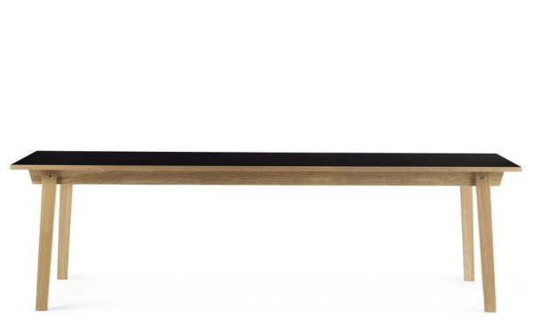 Et langt, rektangulært bord med en mørk plade og ben af naturligt træ, isoleret på en hvid baggrund. Designet er minimalistisk og moderne, der passer til TomorrowsDesign-æstetikken.