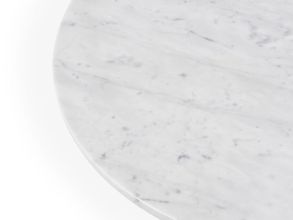 Ovenpå en rund NORMANN COPENHAGEN - Lunar Sofabord Ø70 overflade med naturlig grå åring på hvid baggrund.