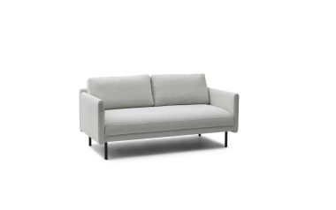 En moderne lysegrå to-personers sofa med et minimalistisk design, med rene linjer og tynde sorte ben, isoleret på en hvid baggrund.