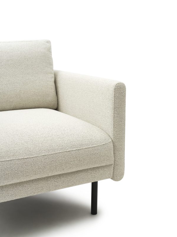 En moderne beige sofa med et minimalistisk design, med et tekstureret stof og slanke, sorte metalben fra TomorrowsDesign, isoleret på en hvid baggrund.