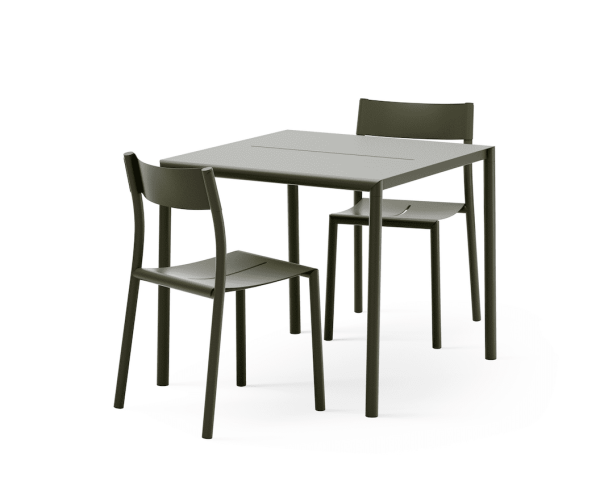 Et minimalistisk spisebordssæt med et firkantet bord og to stole, alle med en slank, mørkegrøn finish, sat mod en almindelig hvid baggrund fra TomorrowsDesign.