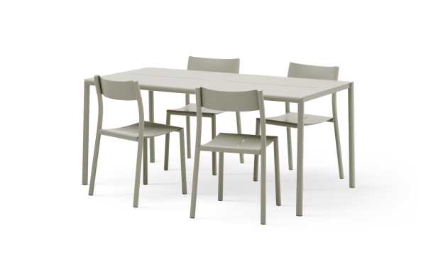 En 3D-gengivelse af et moderne spisebord med et lysegråt bord og seks matchende stole i et minimalistisk design, isoleret på en hvid baggrund.
