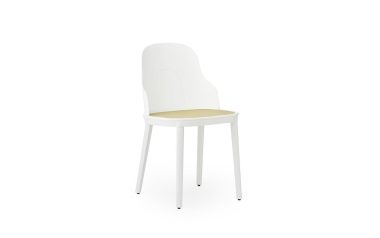 En moderne hvid NORMANN COPENHAGEN - Allez Stol med buet ryglæn og fire ben, med en lys beige sædehynde. stolen er isoleret på en hvid baggrund.