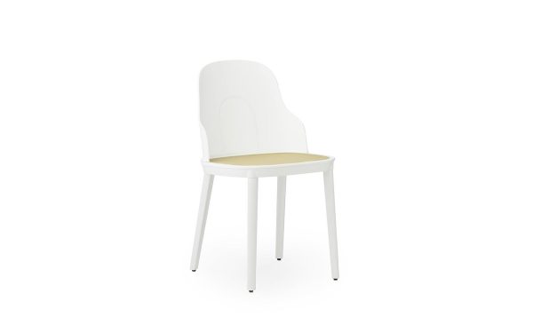 En moderne hvid NORMANN COPENHAGEN - Allez Stol med buet ryglæn og fire ben, med en lys beige sædehynde. stolen er isoleret på en hvid baggrund.