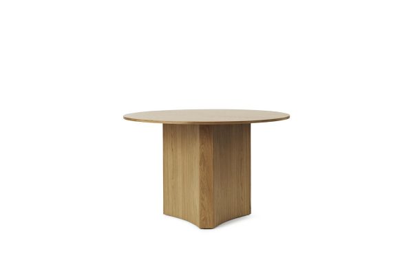 Et rundt træbord med en tyk, cylindrisk base med TomorrowsDesign, sat mod en almindelig hvid baggrund.