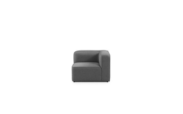 En moderne, grå NORMANN COPENHAGEN - Reb Modulsofa 150 Smal Hjørne med et boxy design og bløde kanter, isoleret mod en hvid baggrund.