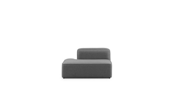 En minimalistisk NORMANN COPENHAGEN - Rope Modulsofa 330 Wide Venstre med lavt ryglæn og en forlænget sædehynde, sat mod en almindelig hvid baggrund.