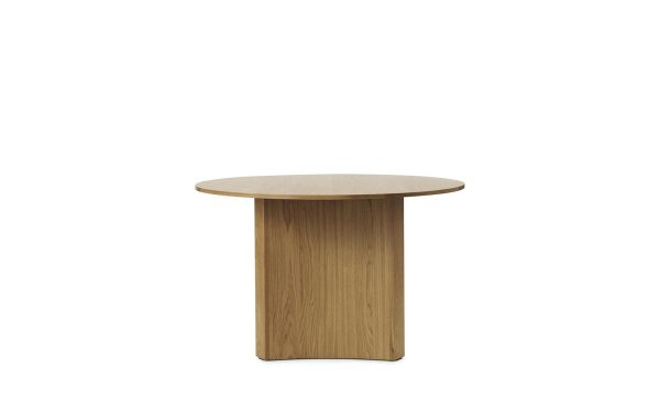 Rundt træbord isoleret på en hvid baggrund, med en glat plade og en solid cylindrisk base, perfekt til designmøbler.