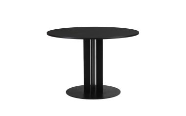 Et enkelt sort rundt bord med en glat plade og en cylindrisk base, placeret på en hvid baggrund, som afspejler moderne interiørdesign.