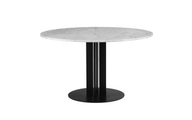 Et moderne rundt bord med marmorplade og en enkelt sort sokkel fra TomorrowsDesign, isoleret på en hvid baggrund.