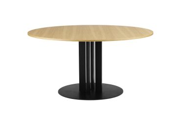 Et rundt bord med en bordplade af lyst træ og en sort cylindrisk base, med en TomorrowsDesign-æstetik, isoleret på en hvid baggrund.