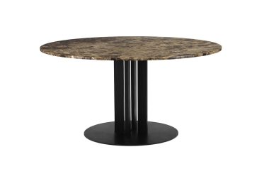 Rundt bord med en tekstureret, mørk marmorplade og en sort cylindrisk base sat på en cirkulær flad platform, isoleret på en hvid baggrund. Dette stykke eksemplificerer moderne designmøbler.