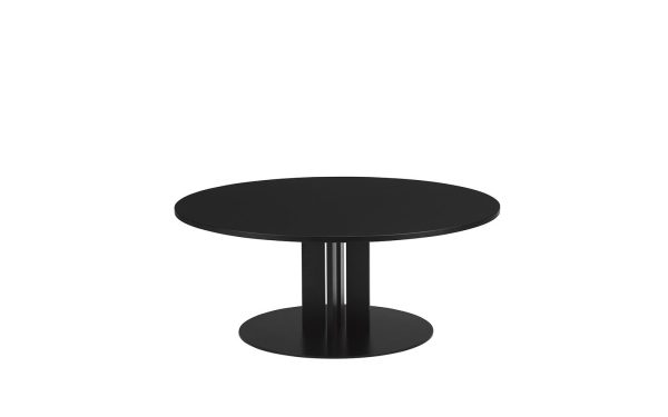Et sort cirkulært bord med et enkelt centralt ben, placeret på en solid hvid baggrund. Bordet har et moderne, minimalistisk TomorrowsDesign.