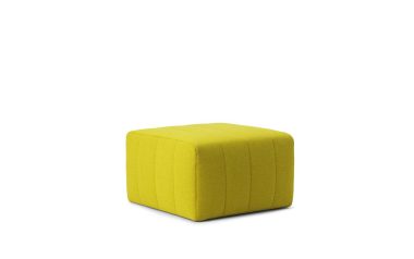 En lys gul firkantet NORMANN COPENHAGEN - Scene Puf Lille på en hvid baggrund. ottomanen har et karakteristisk tuftet design med geometrisk justerede fordybninger.