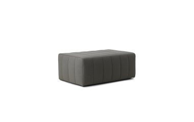 En moderne, mørkegrå NORMANN COPENHAGEN - Scene Puf Stor med et tuftet topdesign på en almindelig, lys baggrund. skammel er rektangulær i form og fremviser et enkelt og elegant look.