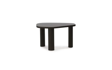 Et simpelt NORMANN COPENHAGEN - Sculp Sofabord Lille med tre ben, isoleret på en hvid baggrund. skamlen har en rund top og er placeret så den vender direkte mod beskueren.