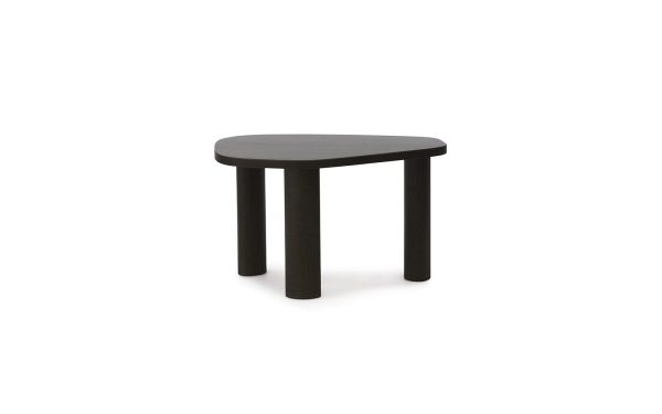 Et simpelt NORMANN COPENHAGEN - Sculp Sofabord Lille med tre ben, isoleret på en hvid baggrund. skamlen har en rund top og er placeret så den vender direkte mod beskueren.