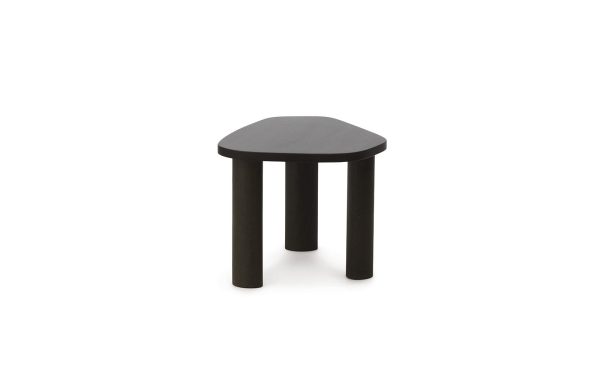 En enkel sort NORMANN COPENHAGEN Sculp Sofabord Lille med tre ben, set på en almindelig hvid baggrund, med fokus på møblernes minimalistiske design og glatte finish.