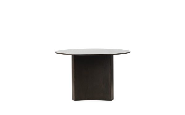 Et enkelt, rundt, mørkebrunt træbord centreret mod en isoleret hvid baggrund. Bordet, der har et minimalistisk design, har en glat plade og et enkelt, tykt, cylindrisk ben.