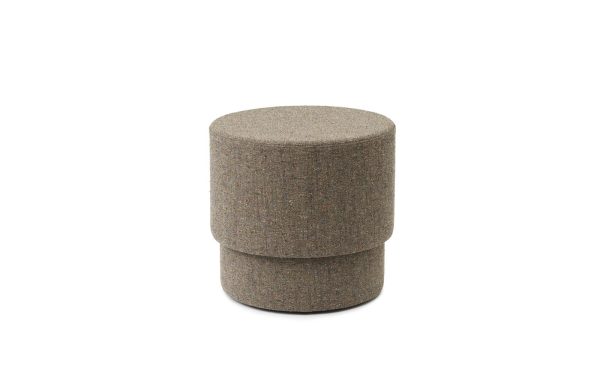 En cylindrisk NORMANN COPENHAGEN - Silo Puf Lille polstret skammel i en plettet beige farve, placeret mod en almindelig hvid baggrund.