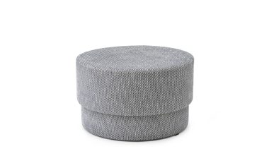 En rund grå stofskaffel i moderne design på hvid baggrund.