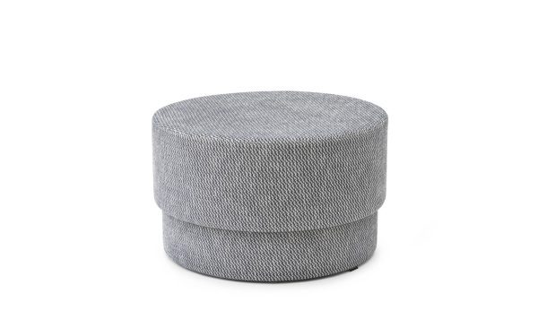 En rund grå stofskaffel i moderne design på hvid baggrund.