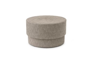 En cylindrisk stofbetrukket NORMANN COPENHAGEN - Silo Puf Medium i en lysegrå farve, isoleret på en hvid baggrund.