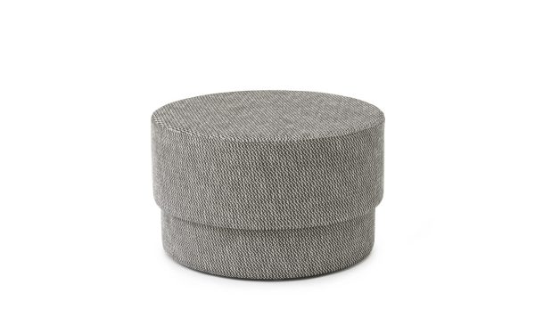 En cylindrisk, stofbetrukket NORMANN COPENHAGEN - Silo Puf Medium i en tekstureret grå farve, isoleret på en hvid baggrund.