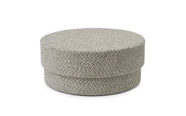 En rund, vævet skammel i gråt, med et subtilt sildebensdesign, isoleret på en hvid baggrund.
