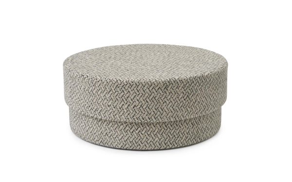 En rund, vævet skammel i gråt, med et subtilt sildebensdesign, isoleret på en hvid baggrund.