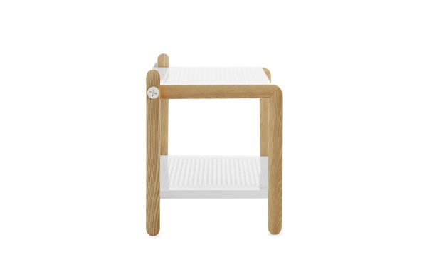 En moderne træ NORMANN COPENHAGEN - Sko Skostativ med hvidt sæde og nederste hylde, isoleret på en hvid baggrund. designet har rene linjer og en minimalistisk æstetik.