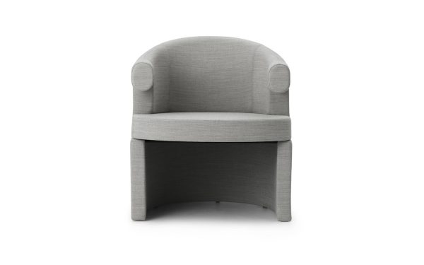 Et moderne NORMANN COPENHAGEN - Burra Stol betrukket med lysegråt stof, isoleret på hvid baggrund. stolen har et glat, buet design og en kompakt konstruktion, velegnet til små rum.