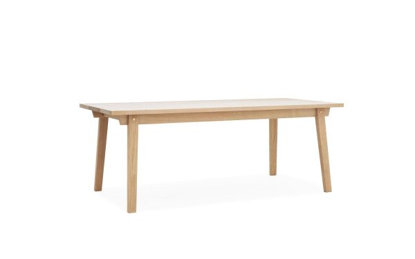 Et enkelt spisebord i træ designet af TomorrowsDesign, med en lys bordplade og let vinklede ben, isoleret på en hvid baggrund.